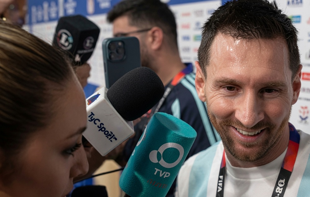 Messi sorprendió y le dio un beso a Sofi Martínez frente a todos: "si te miro porque te miro, si te..."
